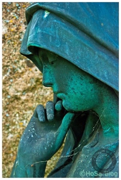 Gesicht einer Grabfigur auf dem Friedhof Hohenheim