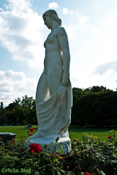 Stehende Frauenfigur in Stuttgart