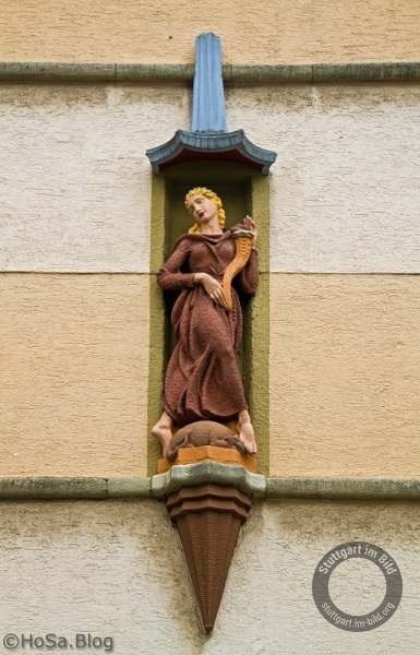 Fassadenfiguren an den Häusern der Abelsbergstraße in Stuttgart