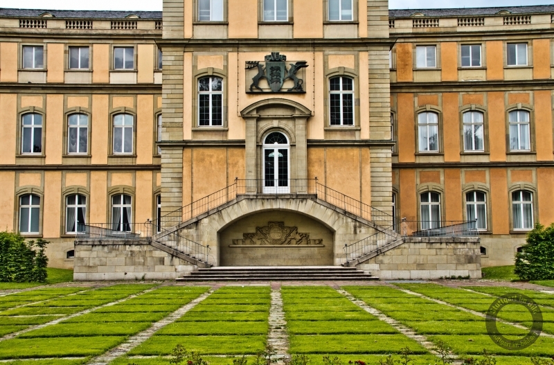 Giebelrelief der Hohen Carlsschule in Stuttgart