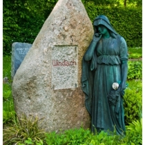 Grabfigur auf dem Friedhof Hohenheim