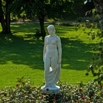 Stehende Frauenfigur in Stuttgart