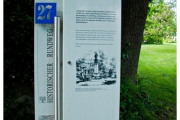 Hinweistafel Nr. 27 am Rundgang auf dem Universitätsgelände - am Eingang zum Friedhof