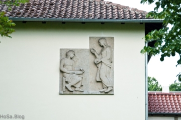 Fassaden-Relief am HS 20 in Stuttgart